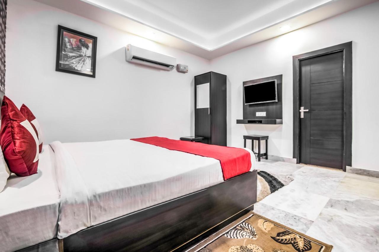 Oyo 8888 Riga Hs Deluxe Hotel Агра Екстериор снимка