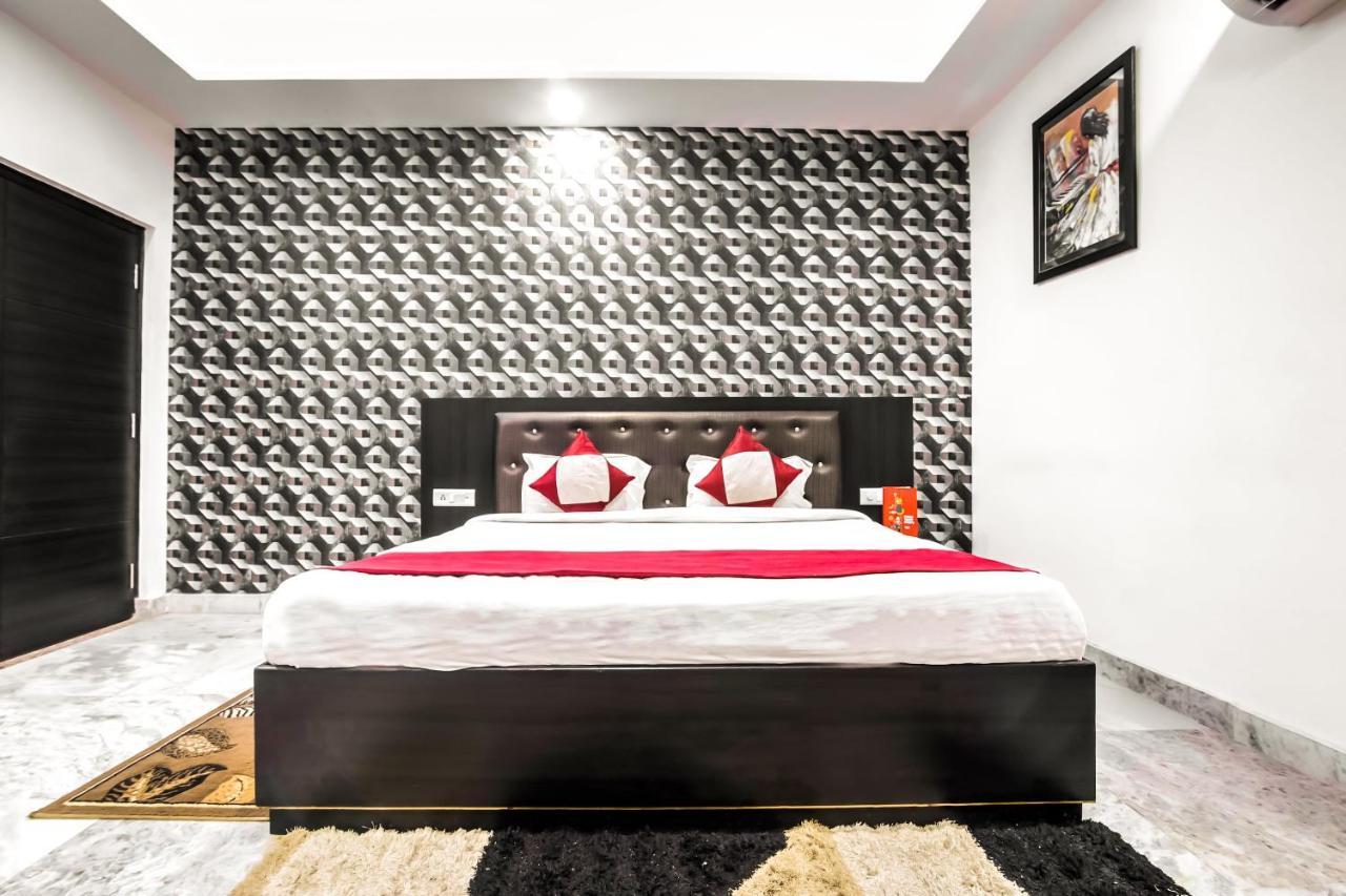 Oyo 8888 Riga Hs Deluxe Hotel Агра Екстериор снимка
