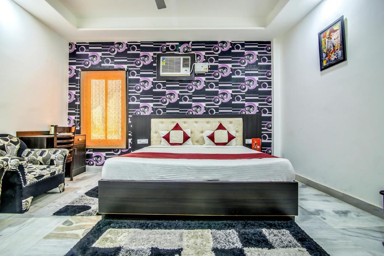 Oyo 8888 Riga Hs Deluxe Hotel Агра Екстериор снимка