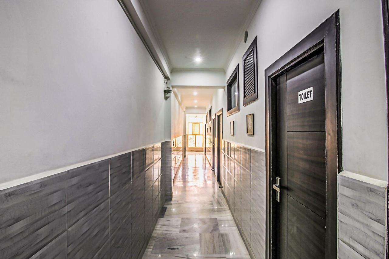 Oyo 8888 Riga Hs Deluxe Hotel Агра Екстериор снимка