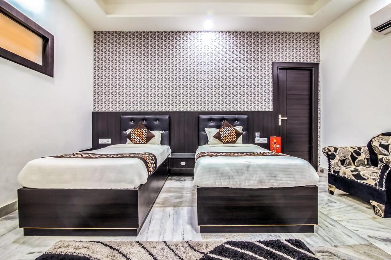 Oyo 8888 Riga Hs Deluxe Hotel Агра Екстериор снимка